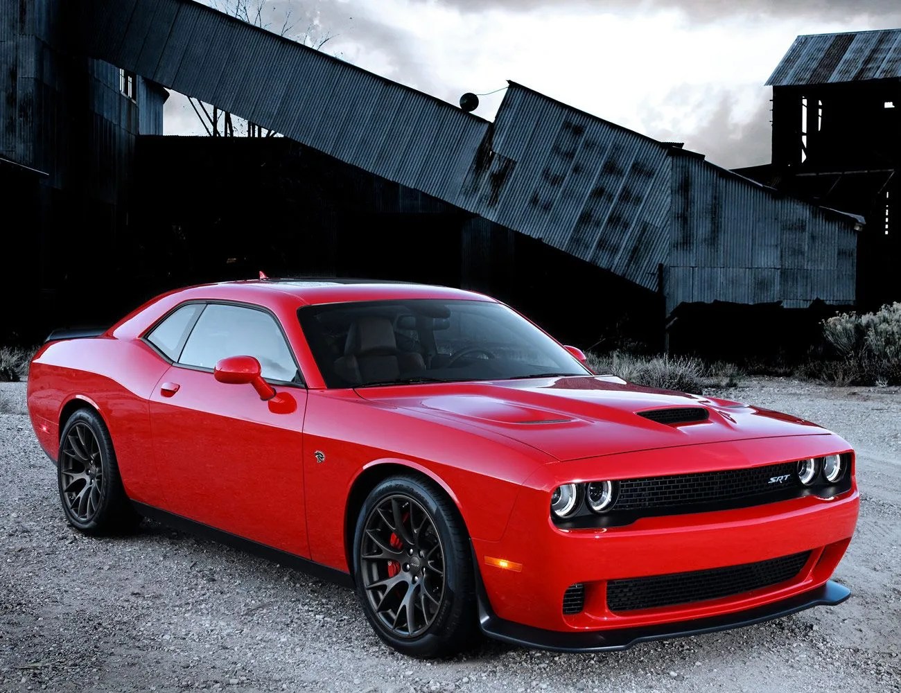 15-of-the-Best-Automotive-Hoodscoops-gear-patrol-2016-Dodge-SRT-Hellcat-2
