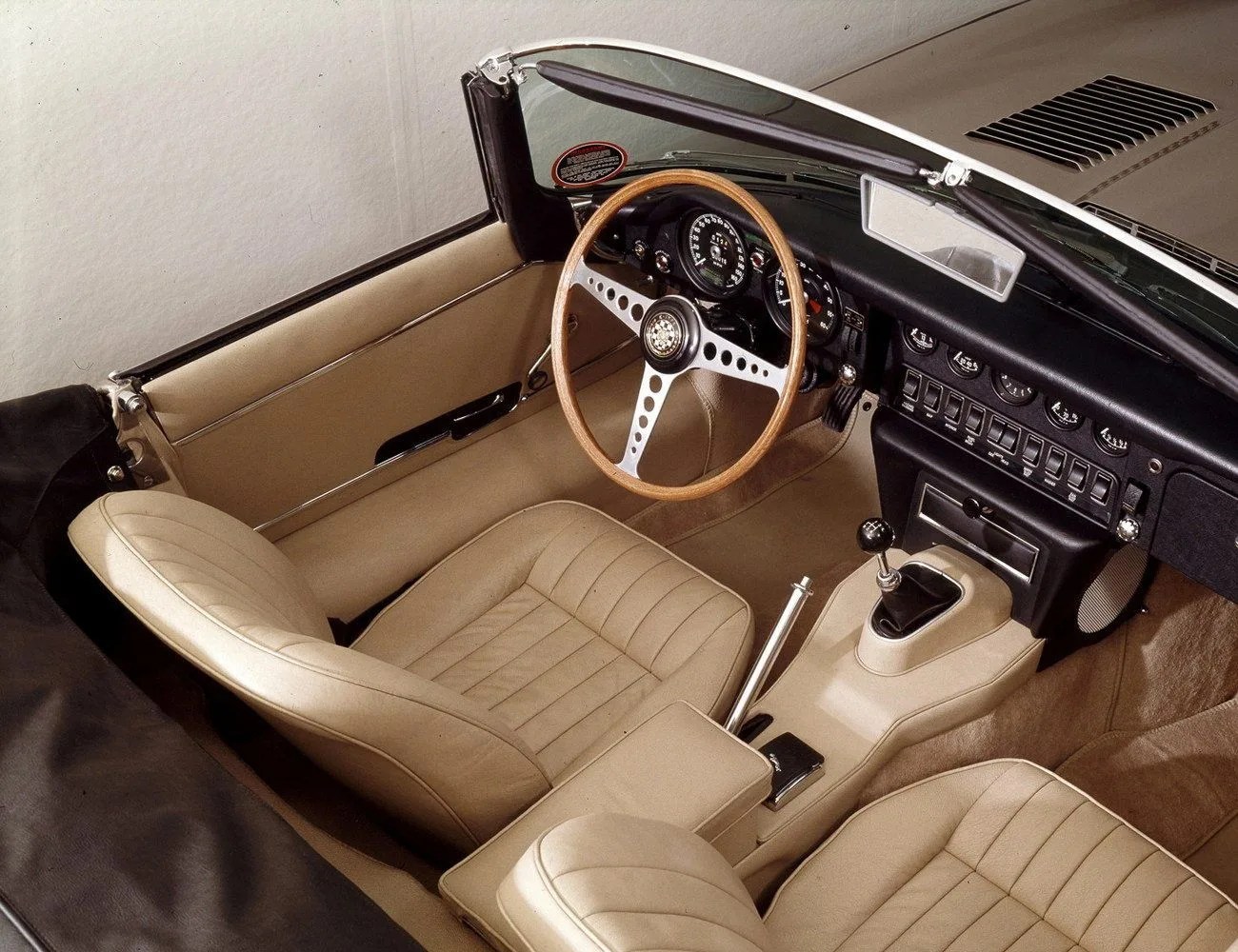 15-of-the-Best-Steering-Wheels-of-All-Time-gear-patrol-1961-Jaguar-E-Type