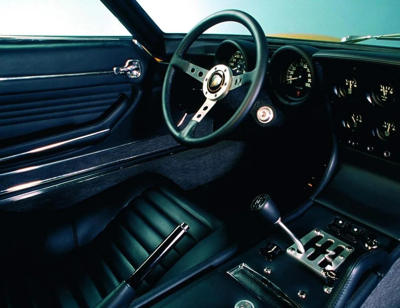 15-of-the-Best-Steering-Wheels-of-All-Time-gear-patrol-1966-Lamborghini-Miura