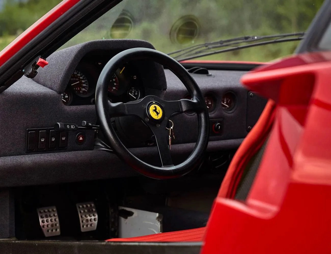 15-of-the-Best-Steering-Wheels-of-All-Time-gear-patrol-1987-Ferrari-F40