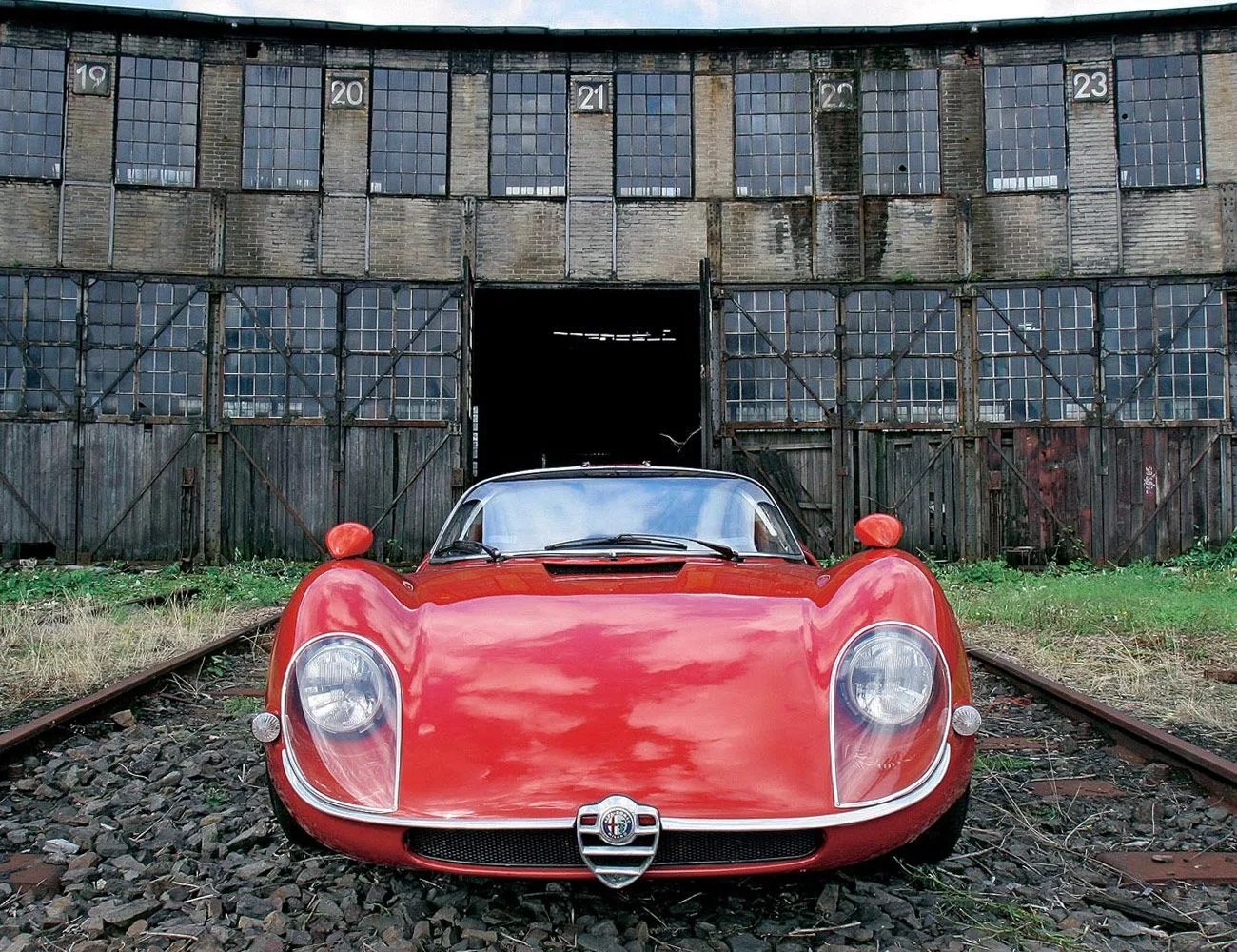 Design-Insights-from-McLaren-Design-Director-Rob-Melville-gear-patrol-Alfa-Romeo-33-Stradale