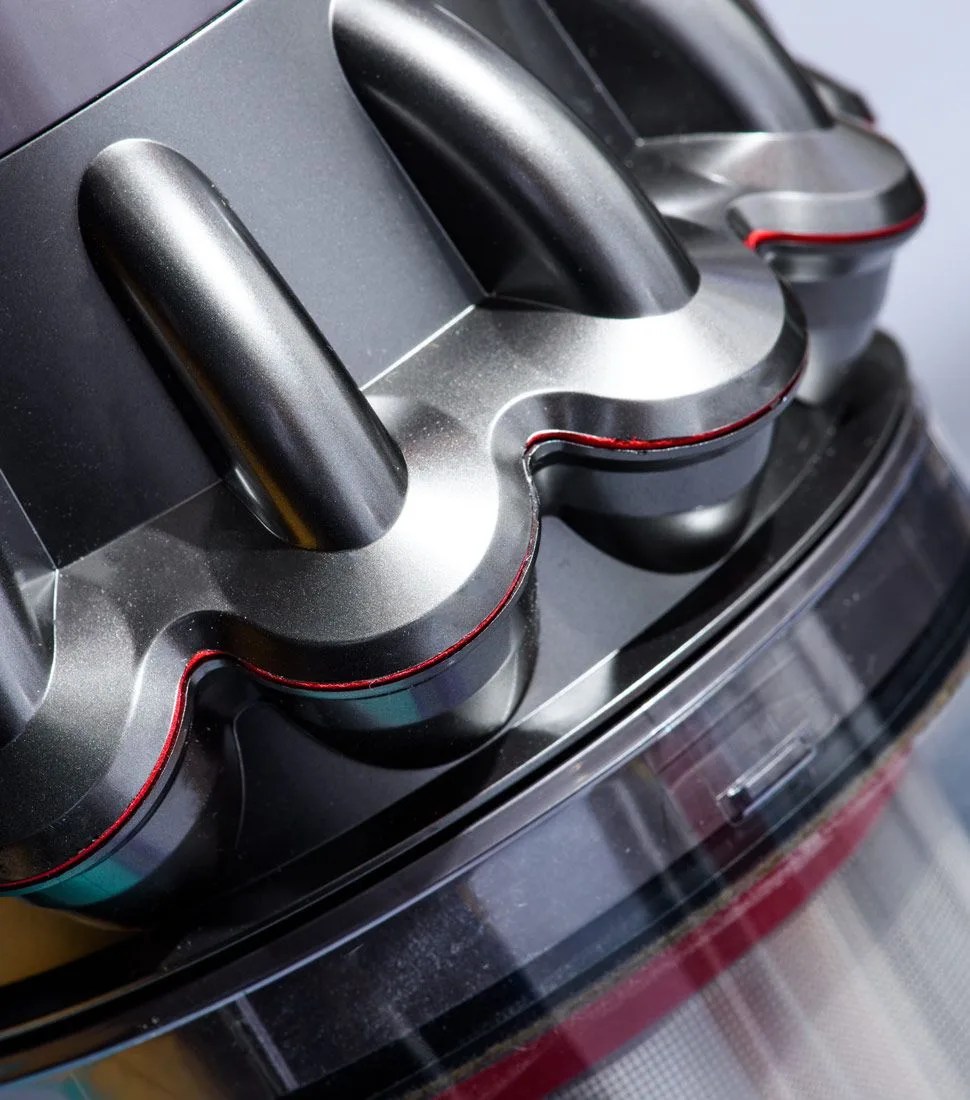 Dyson-V10-Gear-Patrol-Ambiance-1