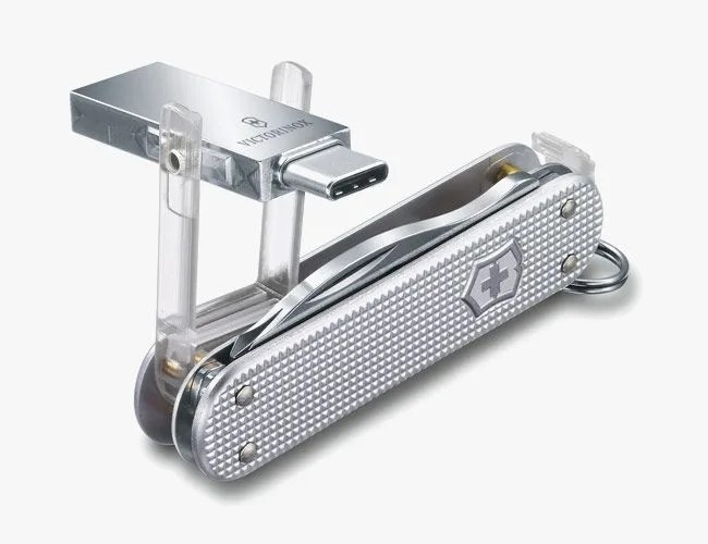 Jetsetter-Work-Victorinox-gear-patrol-full-featured
