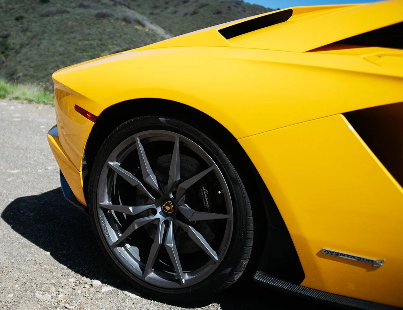 Lamborghini-Aventador-S-Roadster-Photo-Essay-gear-patrol-17
