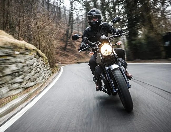 Motoguzzi-V7-III-Review-gear-patrol-lead-feature