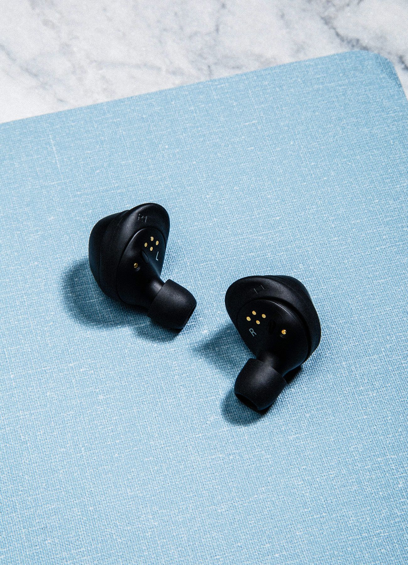 Samsung-IconX-Headphone-Review-gear-patrol-ambiance-v2