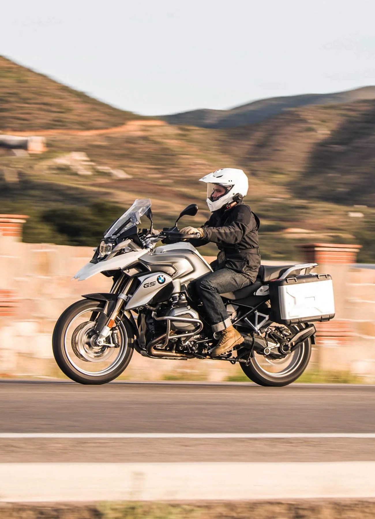 The-British-Touring-Jacket-You’ve-Always-Wanted-gear-patrol-ambiance