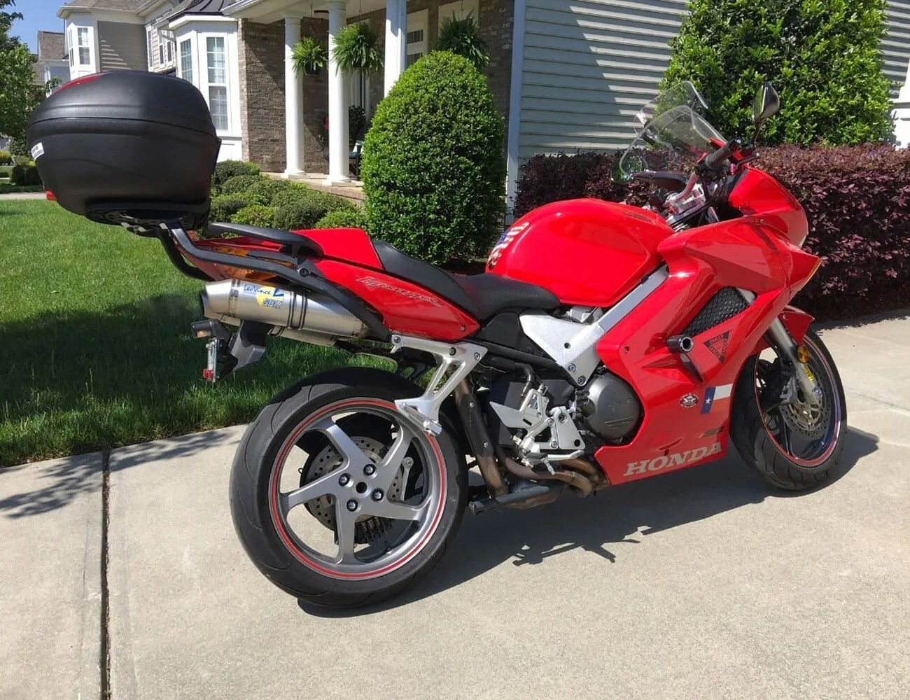 Found-5-Used-Commuting-Motorcycles-gear-patrol-2004-Honda-VFR-800-Interceptor