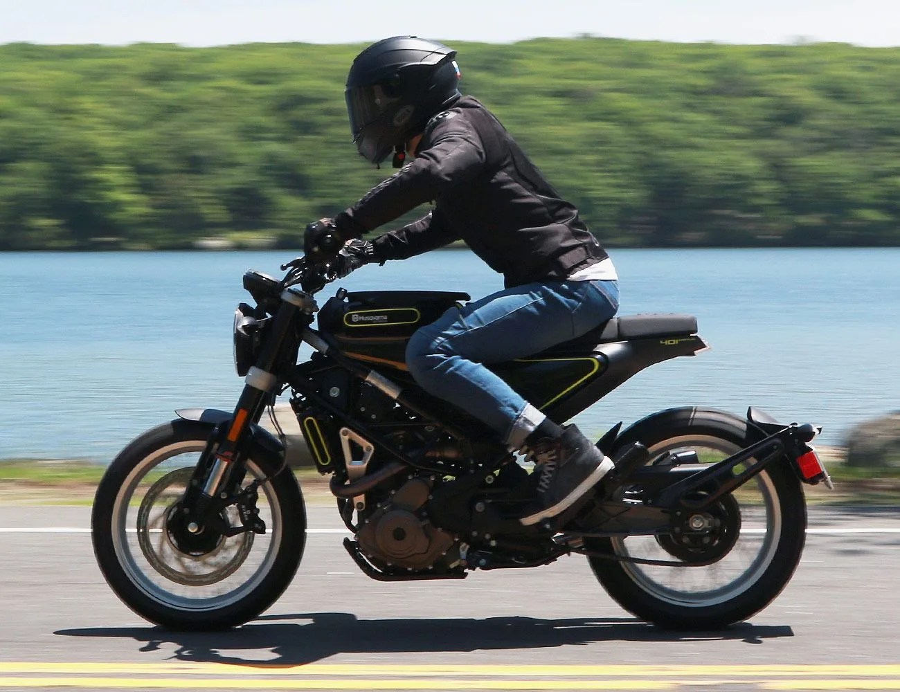 2018-Husqvarna-Vitpilen-401-Review-gear-patrol-ambiance