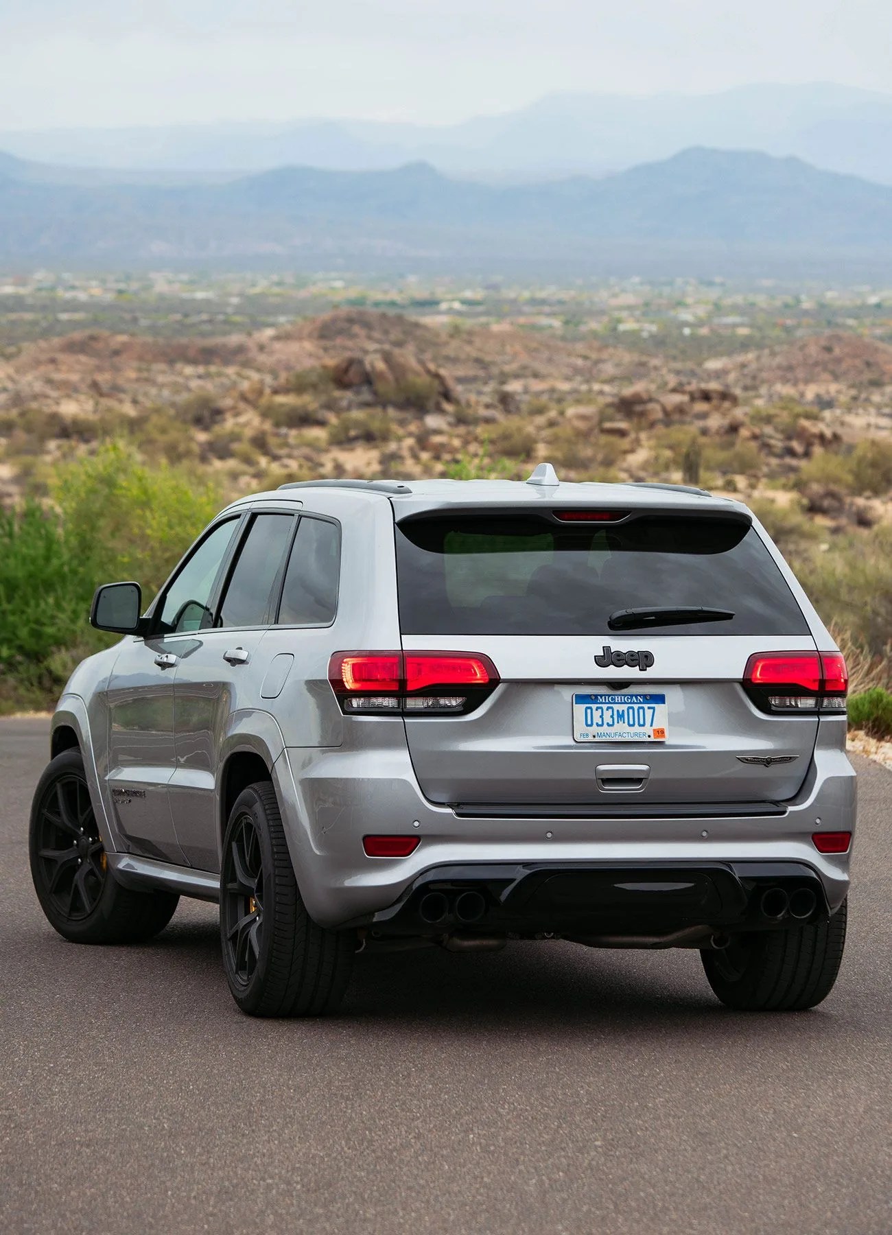 Jeep-Grand-Cherokee-Track-Hawk-Review-gear-patrol-ambiance