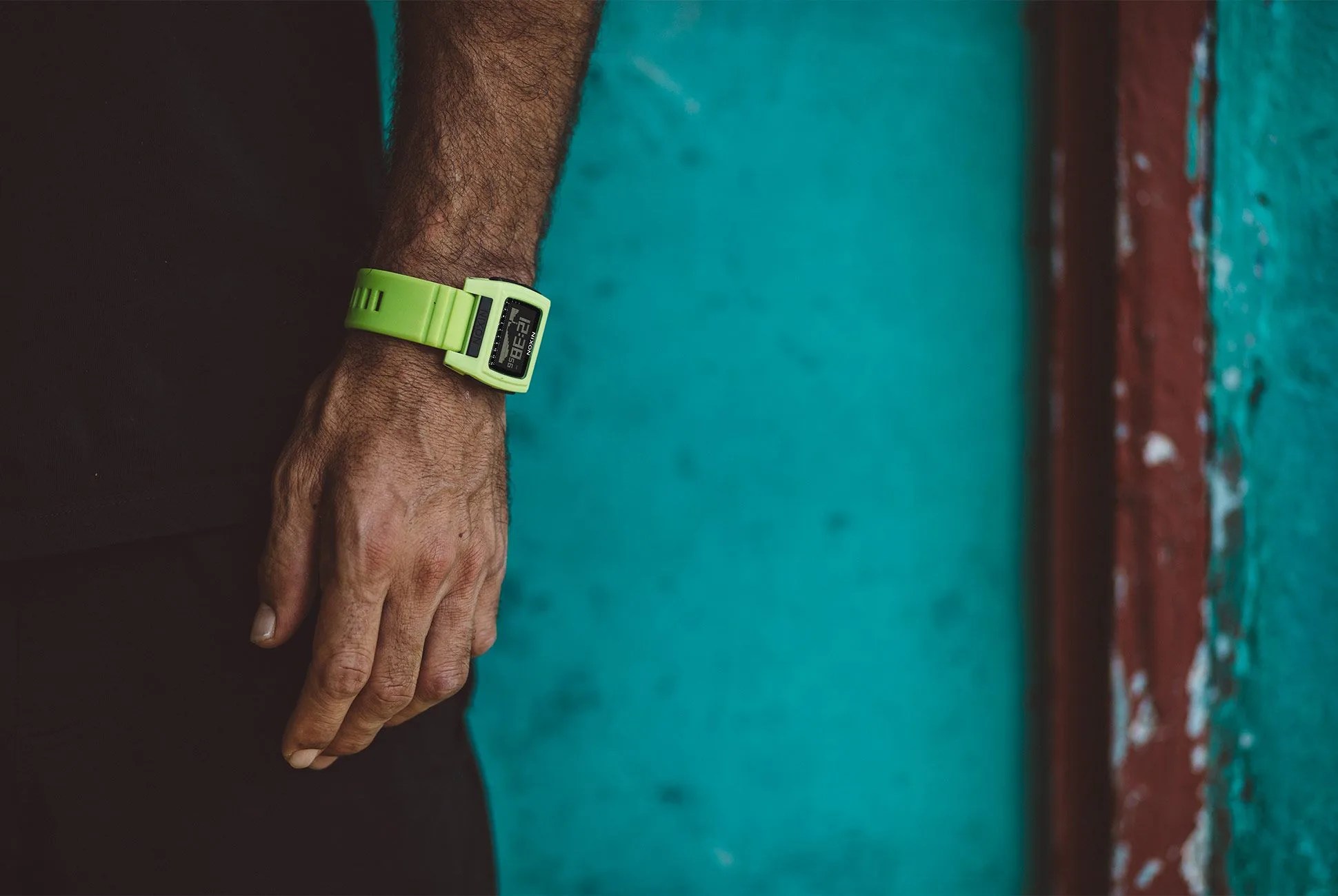 nixon-beachgoer-watch-gear-patrol-full-lead