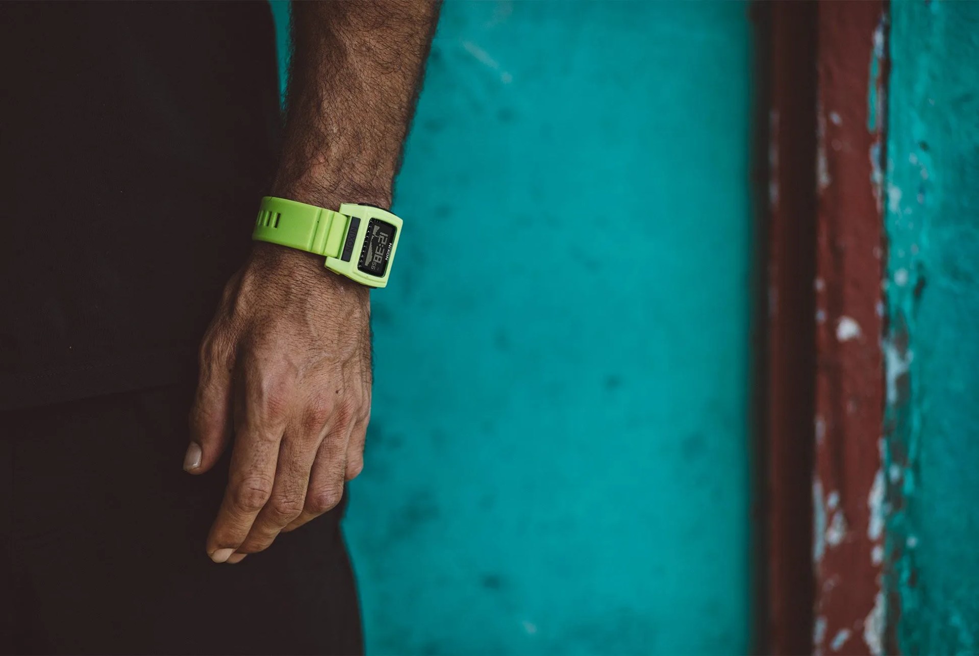 nixon-beachgoer-watch-gear-patrol-full-lead