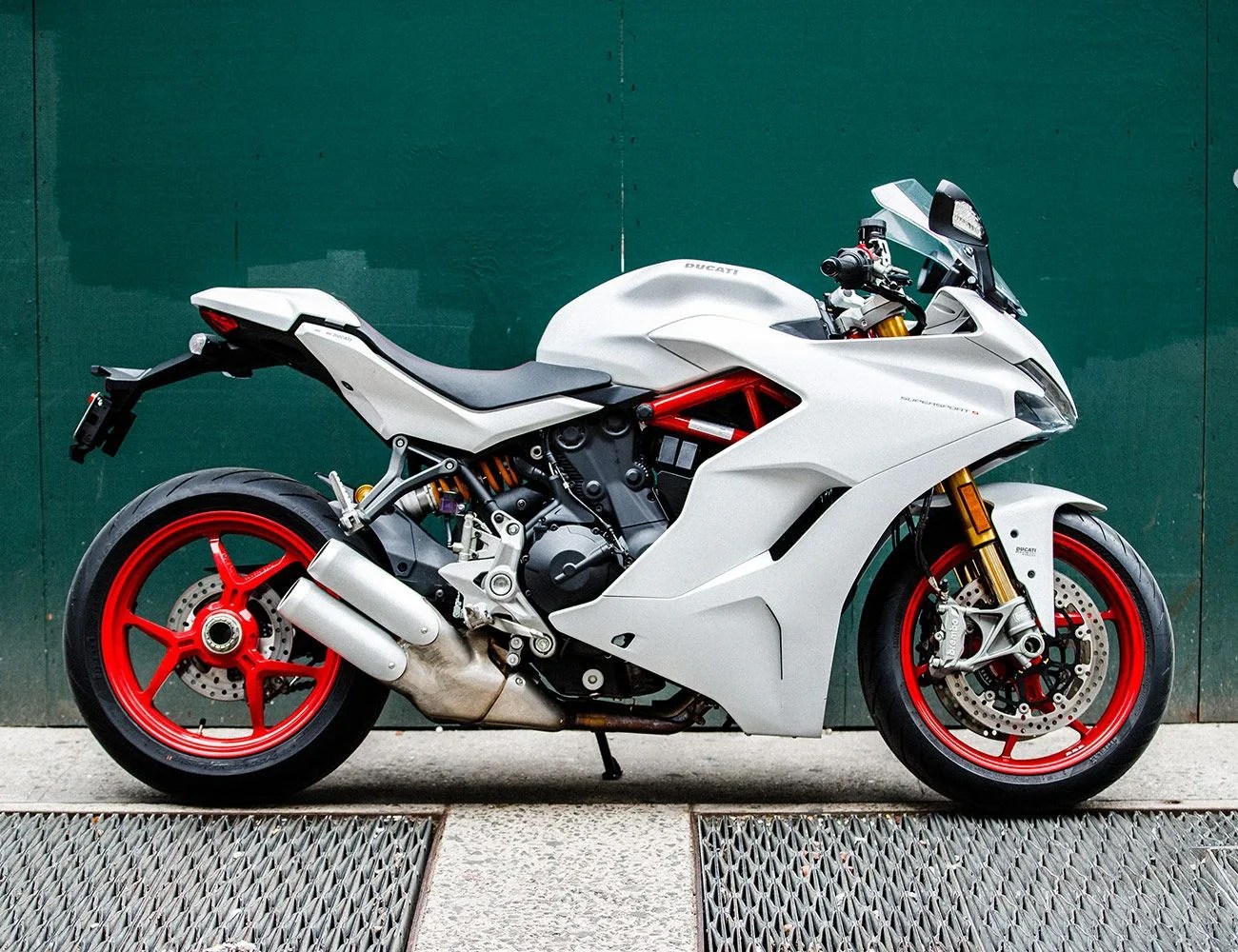Ducati-Super-Sport-S-Review-gear-patrol-ambiance