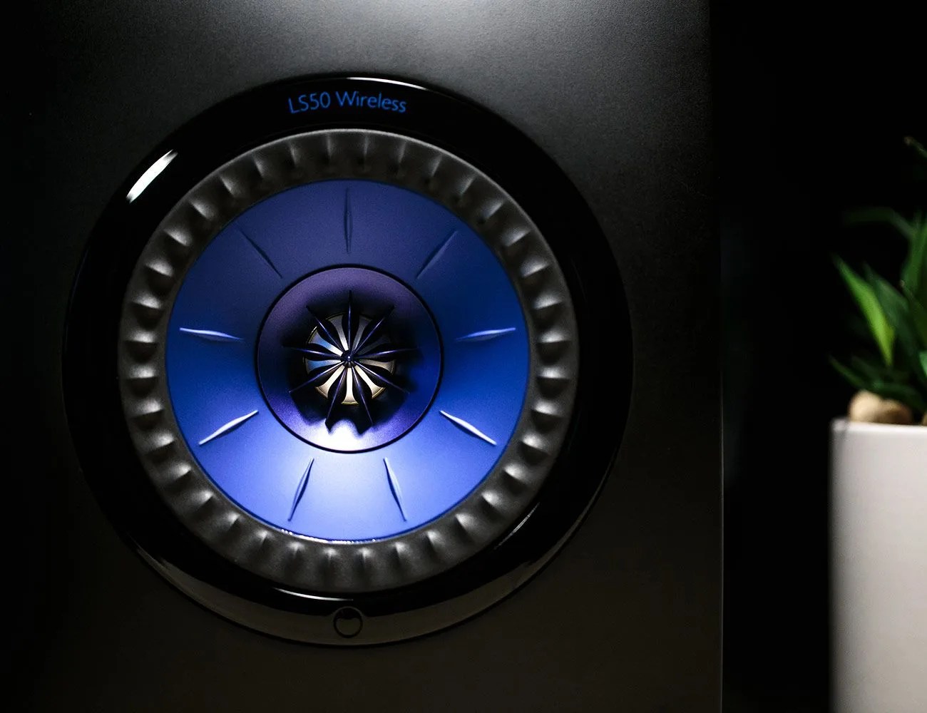 KEF-LS50-Wireless-Speakers-gear-patrol-ambiance-2
