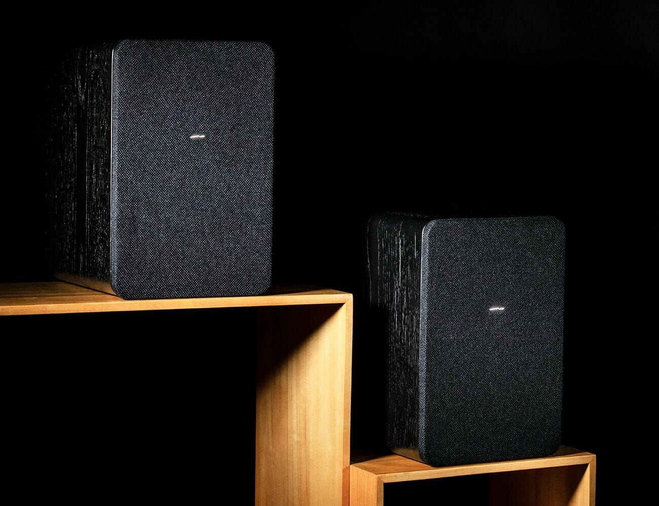 Shinola-Bookshelf-Speaker-Review-gear-patrol-ambiance