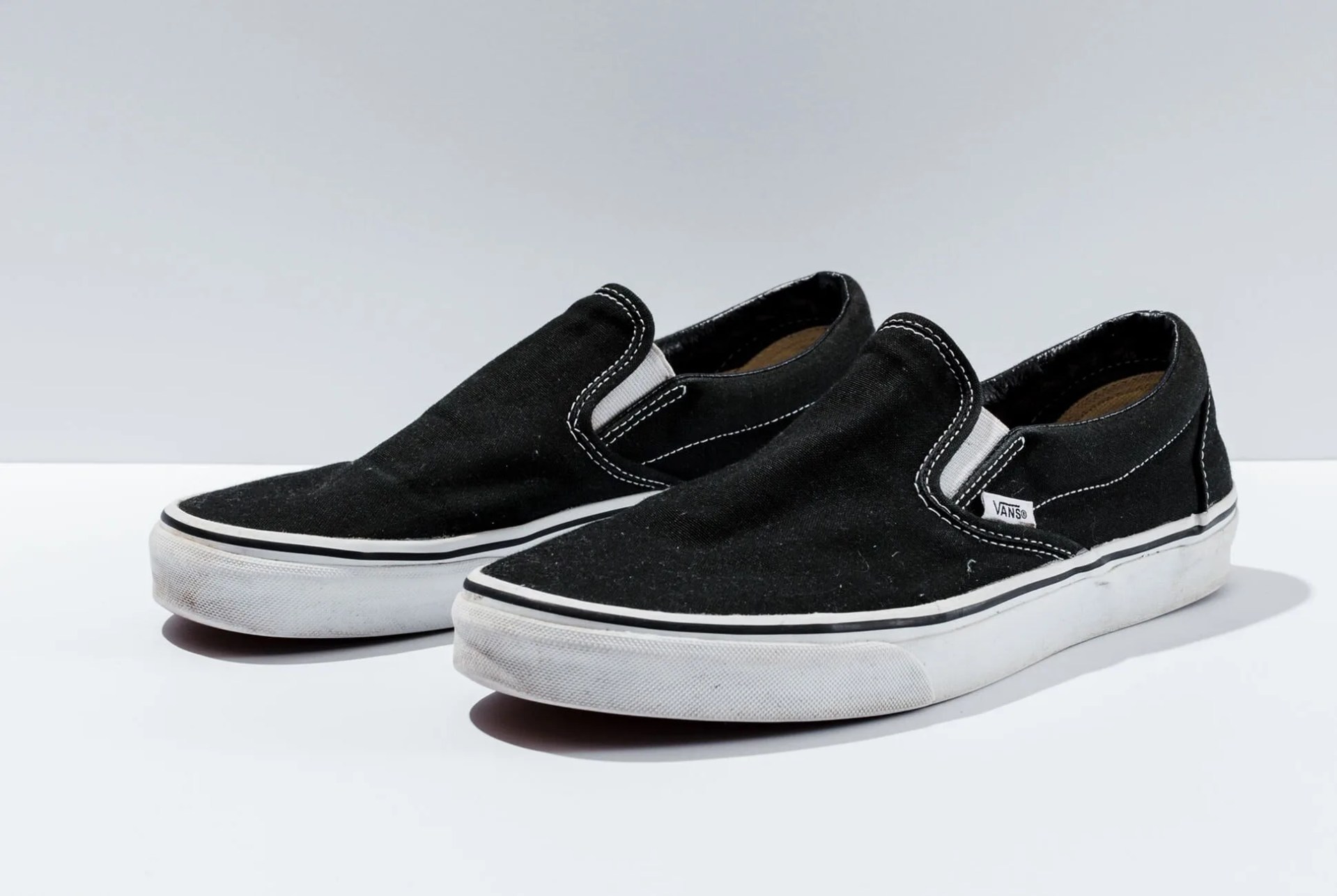 travel-shoes-gear-patrol-vans-white