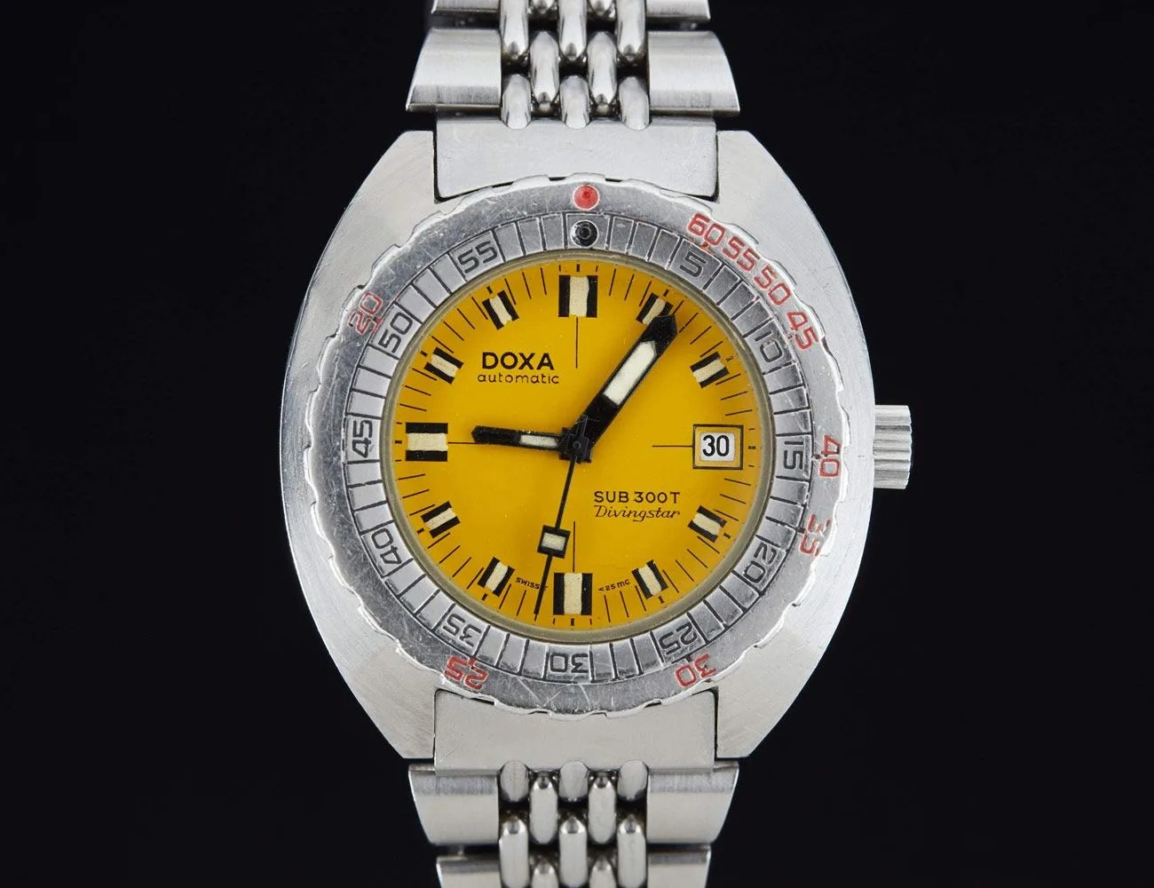 3-Vintage-Watches-Steel-Bracelets-gear-patrol-Doxa-Sub-300T-Divingstar