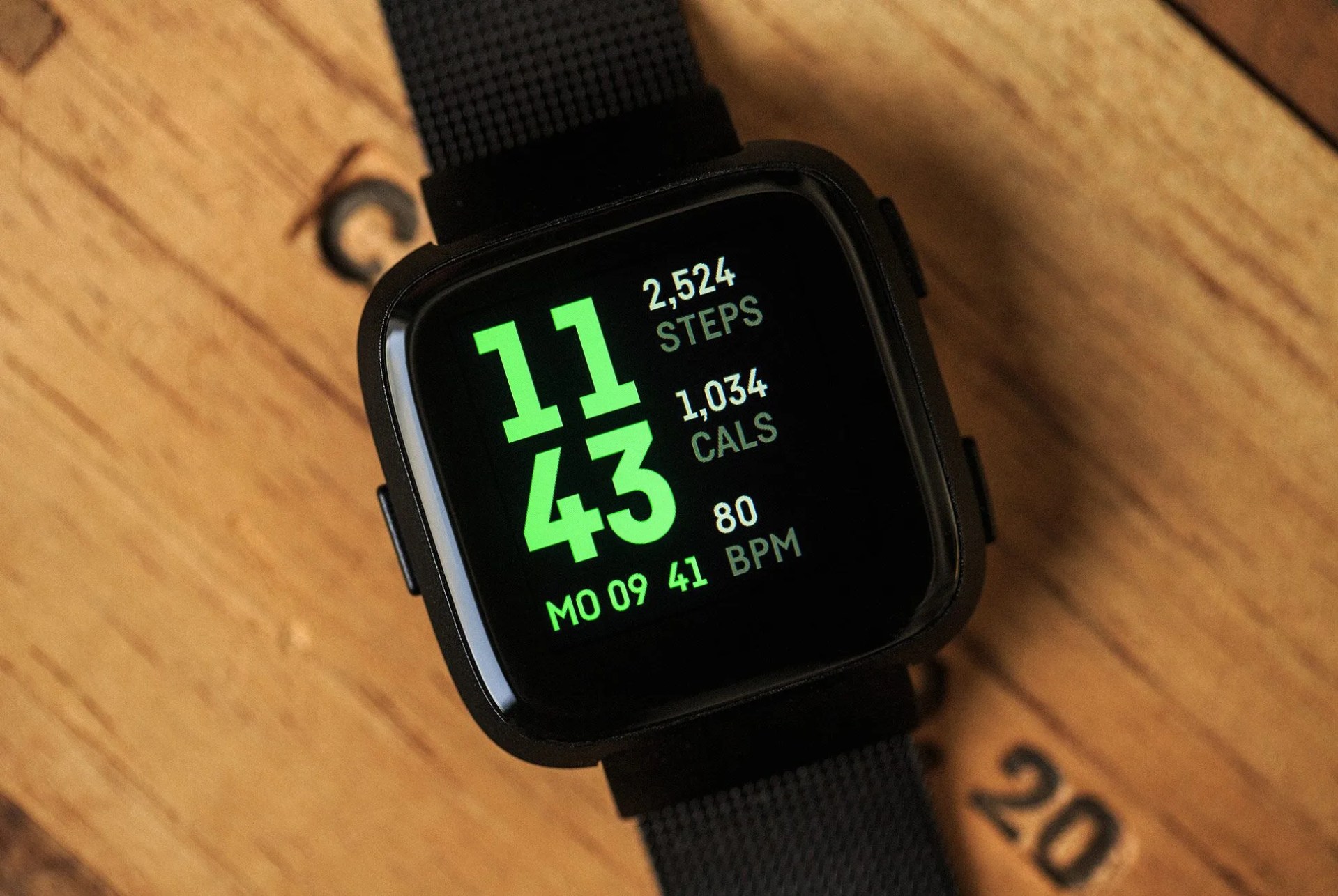 Fitbit-Versa-Review-gear-patrol-lead-full