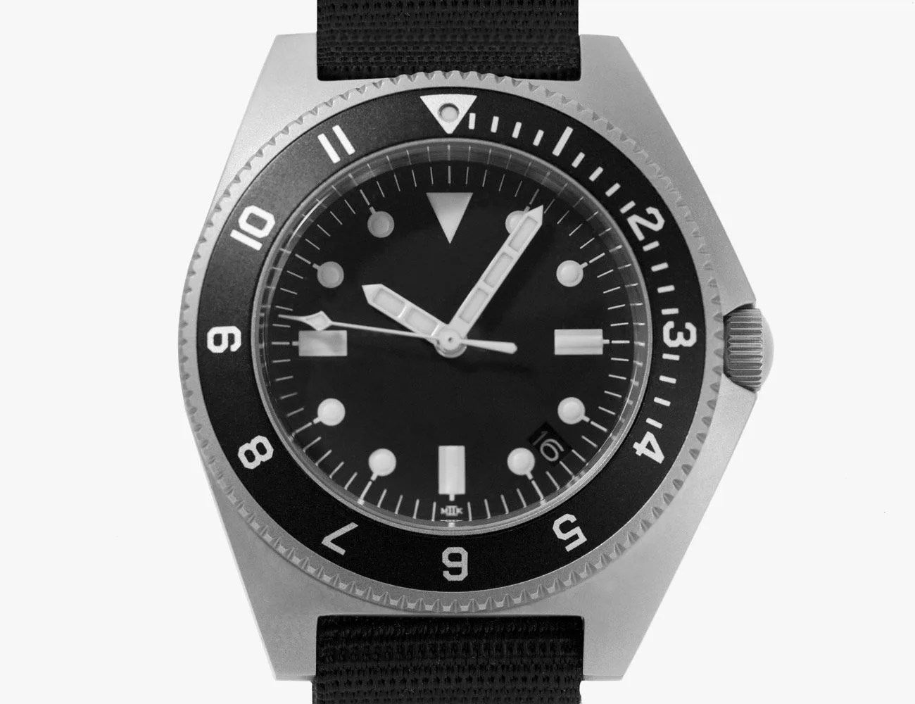 Watches-Were-Obsessing-Over-gear-patrol-Mk-2-Paradive-G3-Fat-Bar-Date-12-Hr-Aluminum