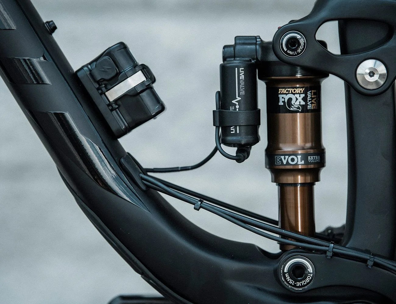 Fox-Live-Valve-Gear-Patrol-Inline-2