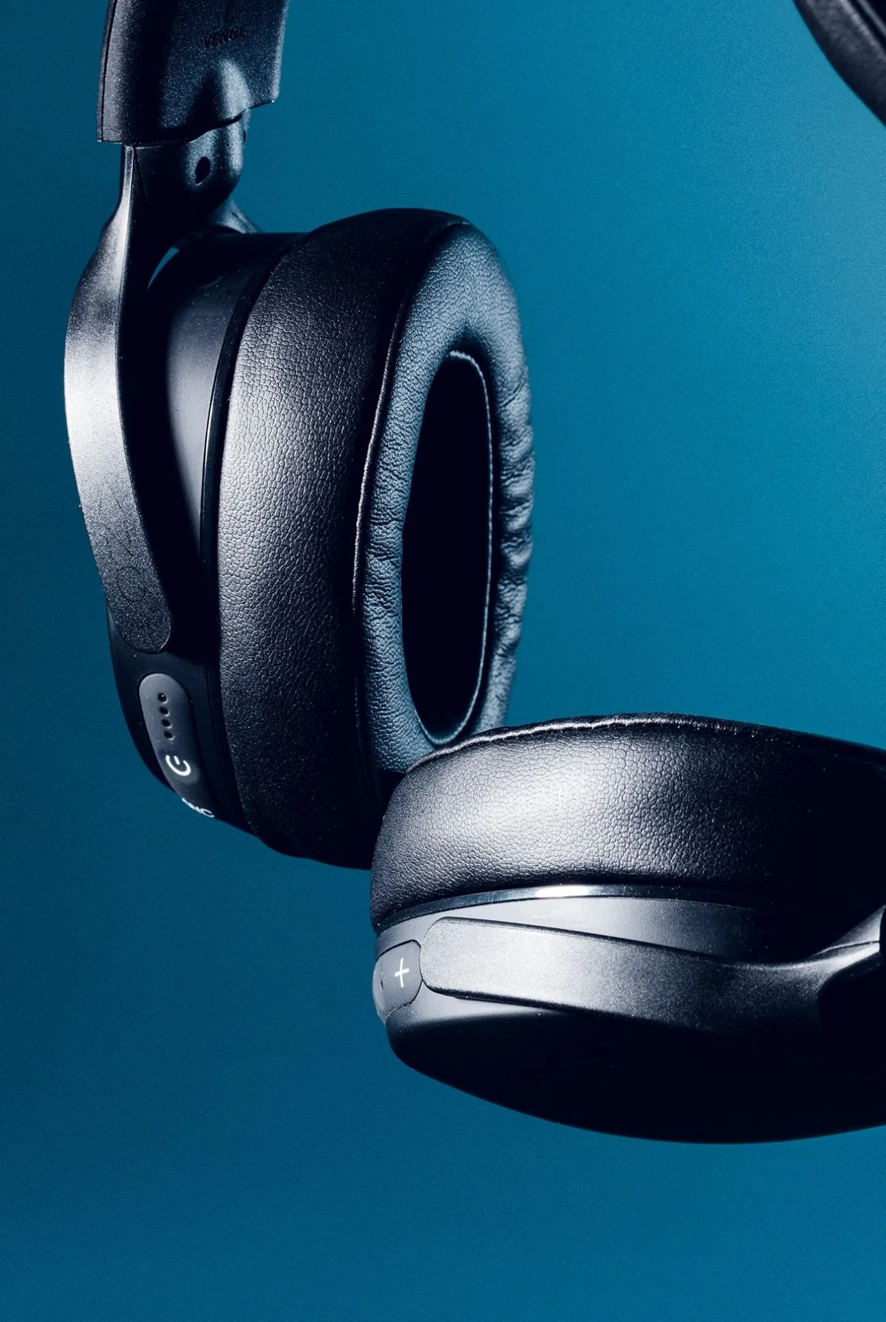 SkullCandy-Venue-Wireless-Headphones-gear-patrol-body