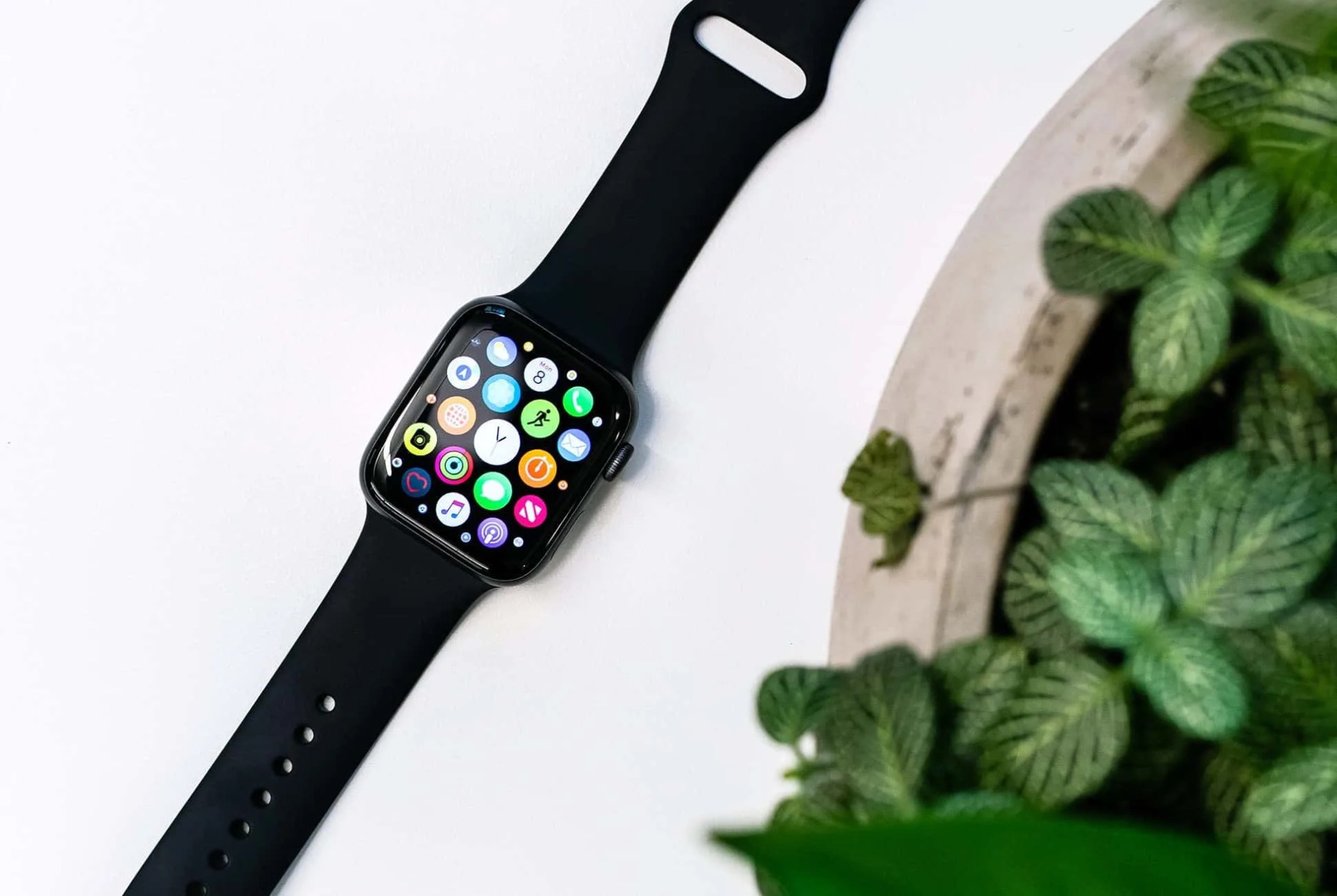 Apple-Watch-Series-4-Review-gear-patrol-slide-1
