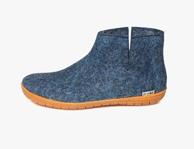 Outdoor-Slippers-gear-patrol-glerups