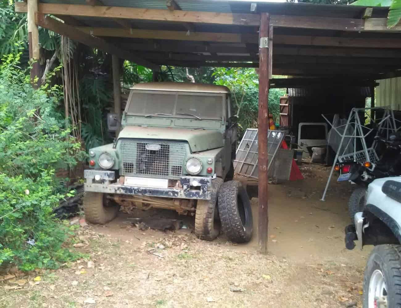 Readers-Trucks-Gear-Patrol-1973-Land-Rover