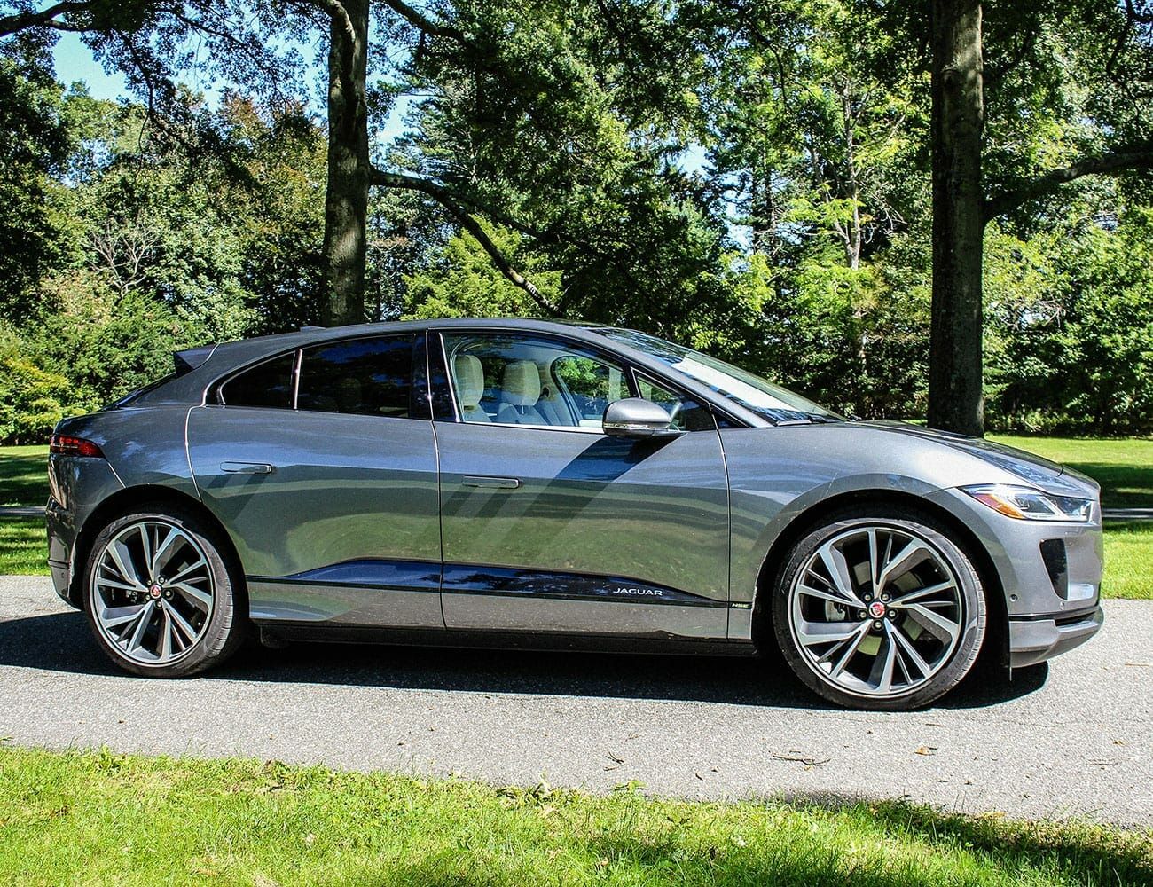 Jaguar-I-Pace-Review-gear-patrol-ambiance-1