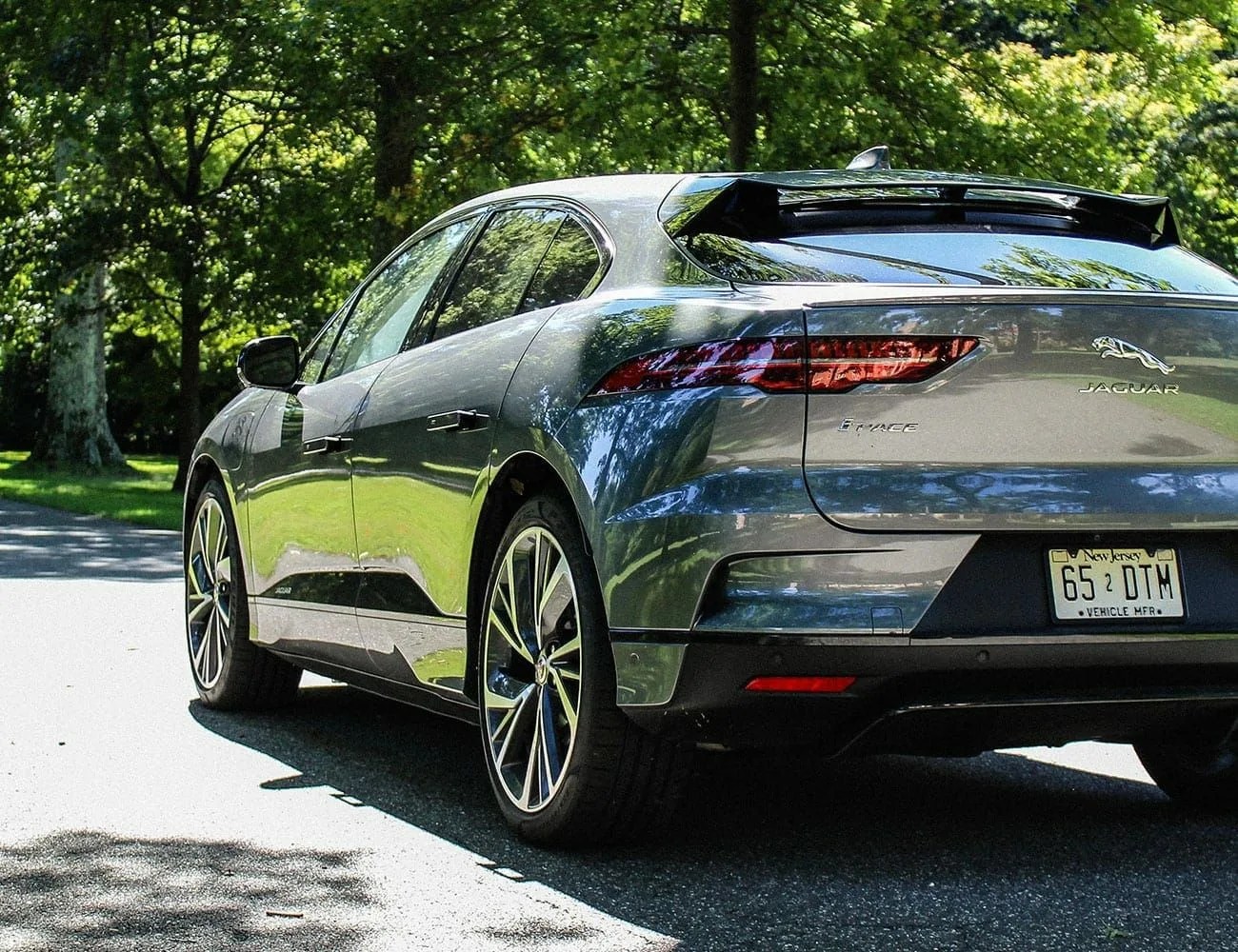 Jaguar-I-Pace-Review-gear-patrol-ambiance