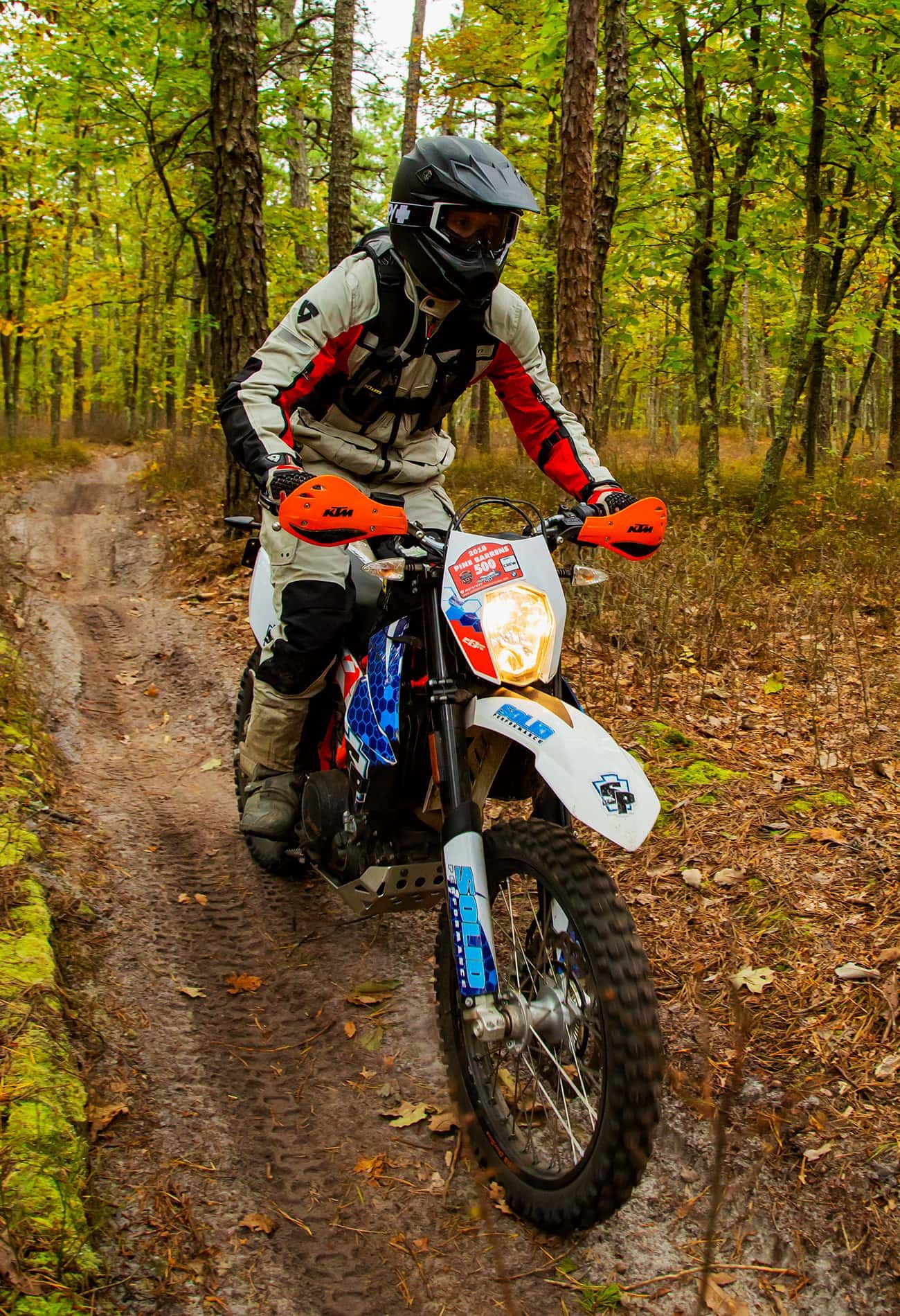 2018-KTM-690-Enduro-gear-patrol-ambiance-2