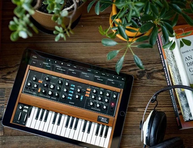 Minimoog-Model-D-gear-patrol-lead-feature
