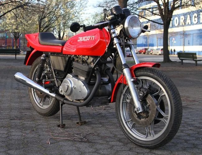Vintage-Ducati-Sport-Desmo-gear-patrol-full-featured