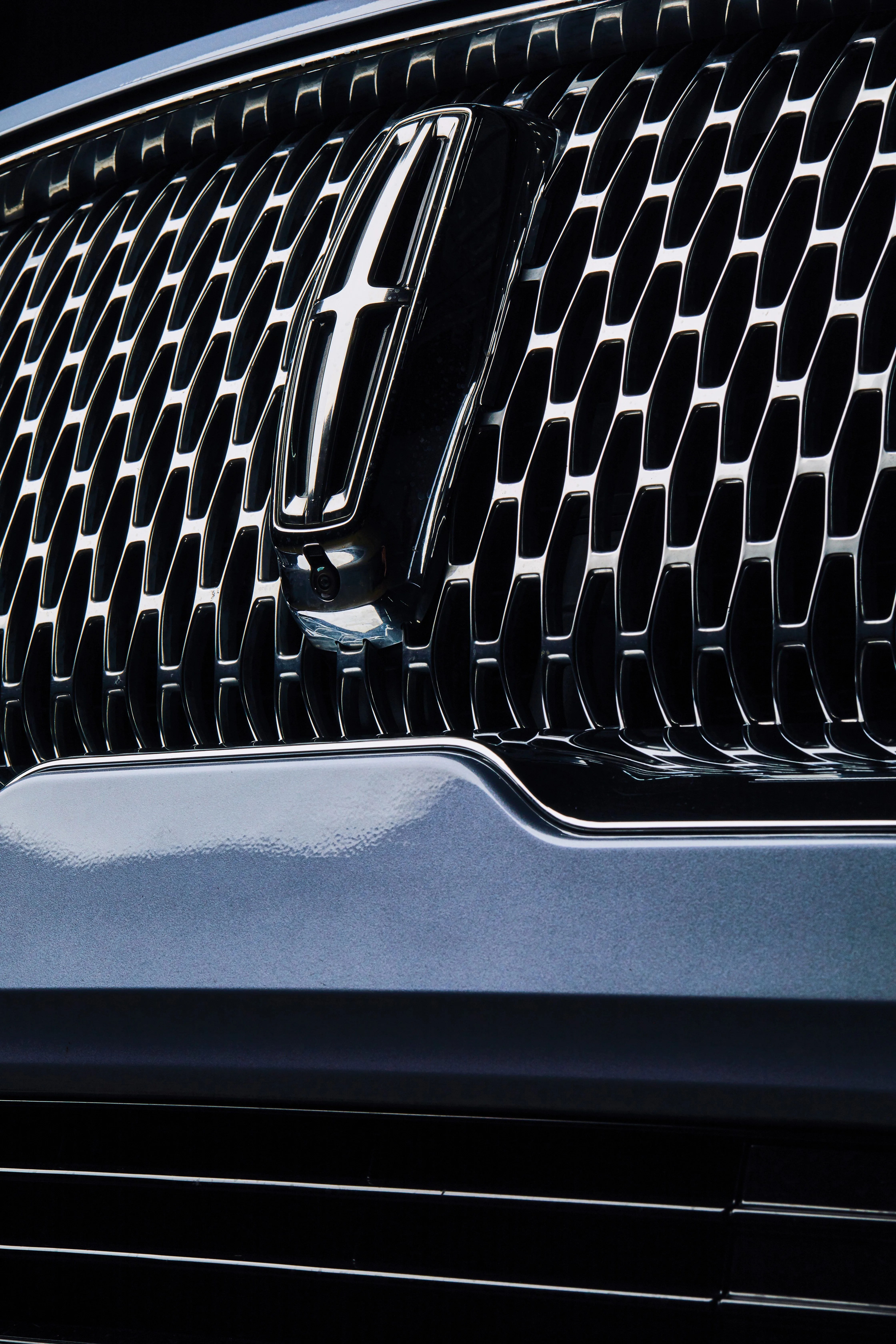 metal grille of a lincoln navigator