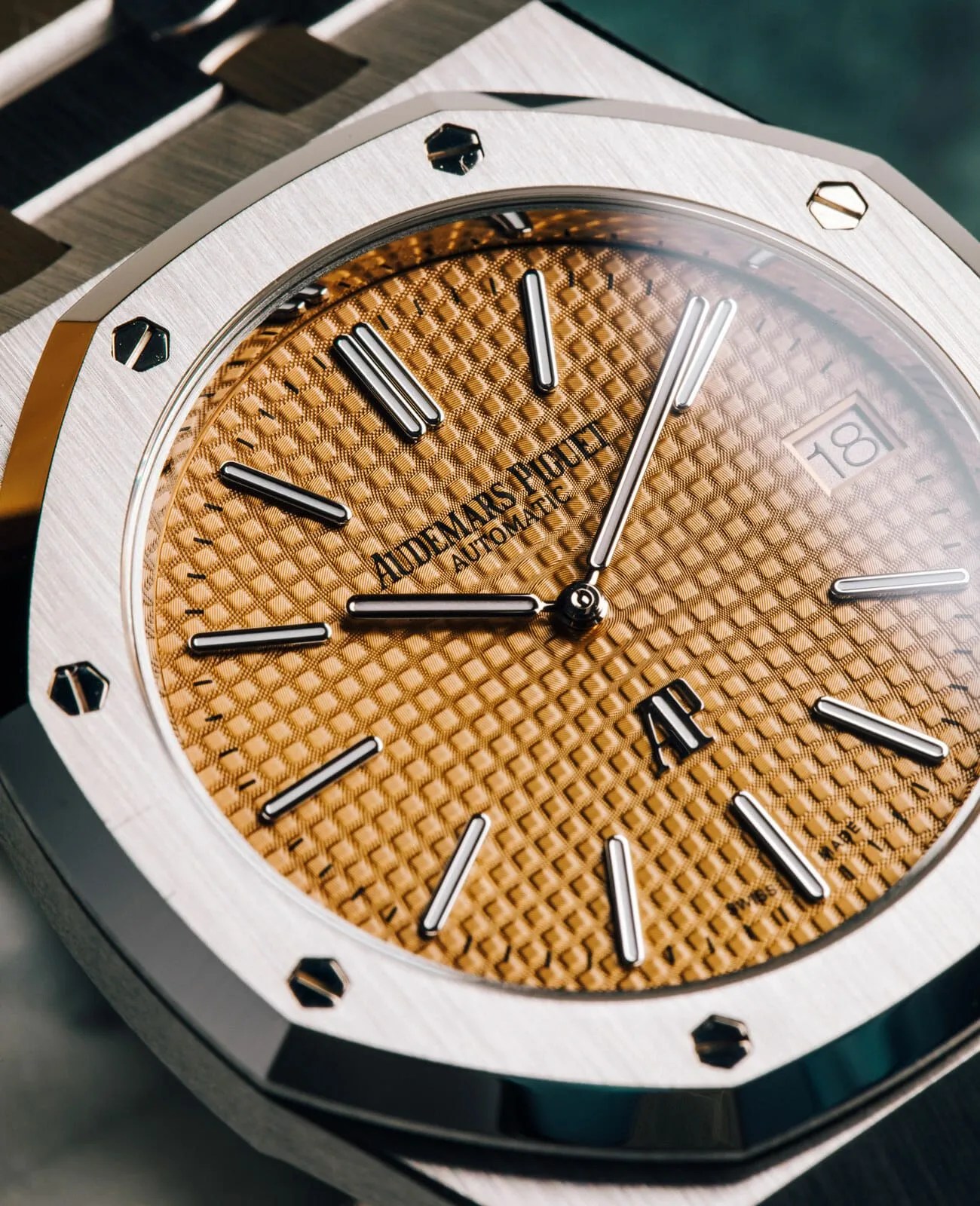 AP-Gold-Dial-Royal-Oak-Jumbo-Gear-Patrol-Ambiance-1