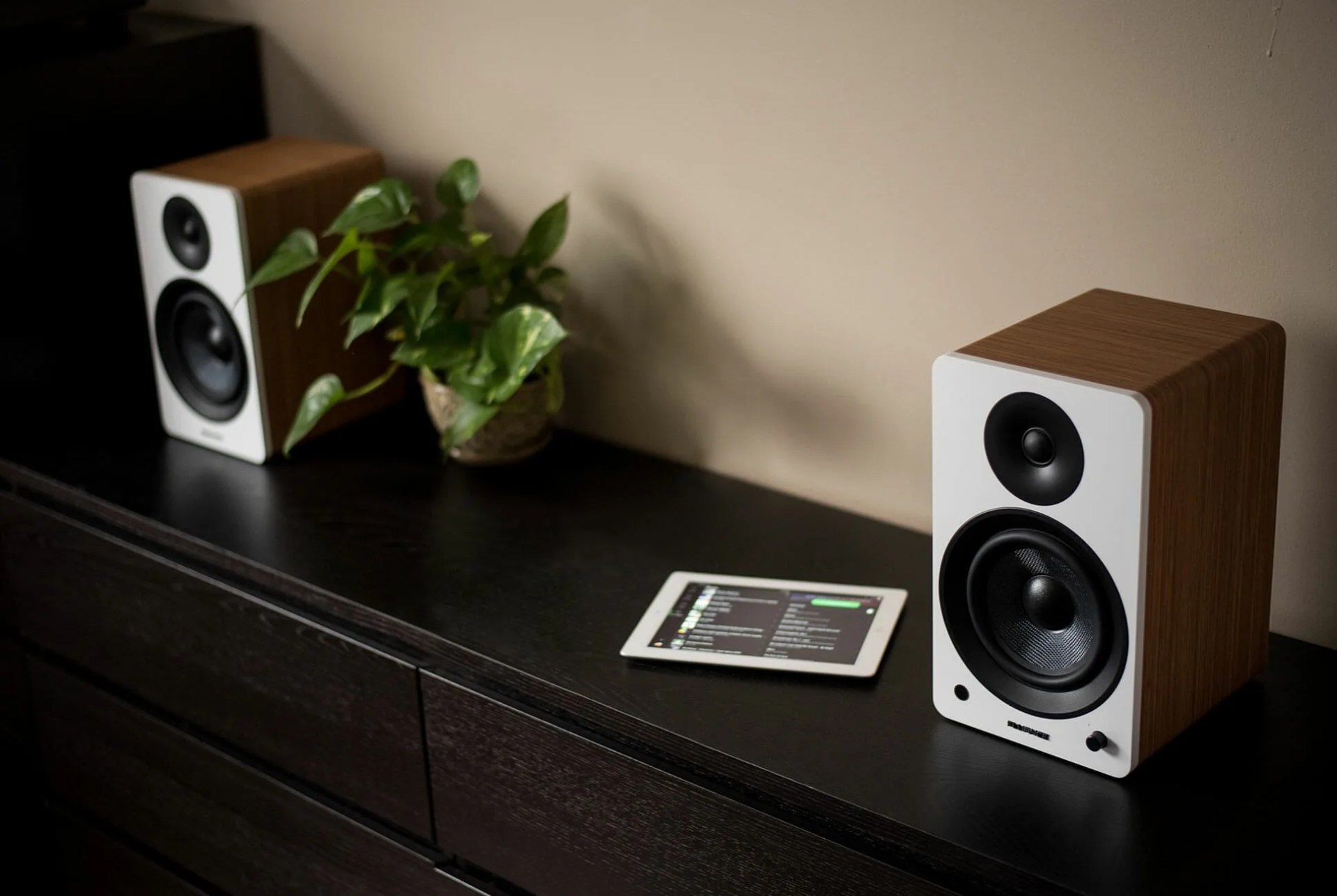 Fluance-Bookshelf-Speakers-gear-patrol-full-lead