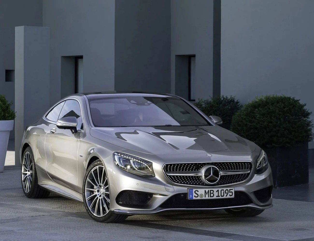 15-of-the-Worst-Used-Cars-gear-patrol-2015-Mercedes-Benz-S-Class