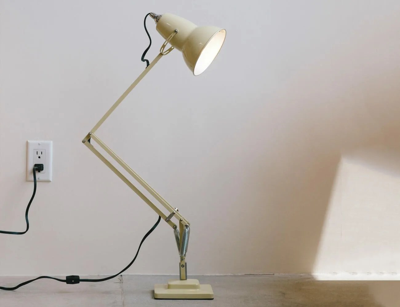 Talk-Shop-The-Good-Liver-Gear-Patrol-Desk-Lamp
