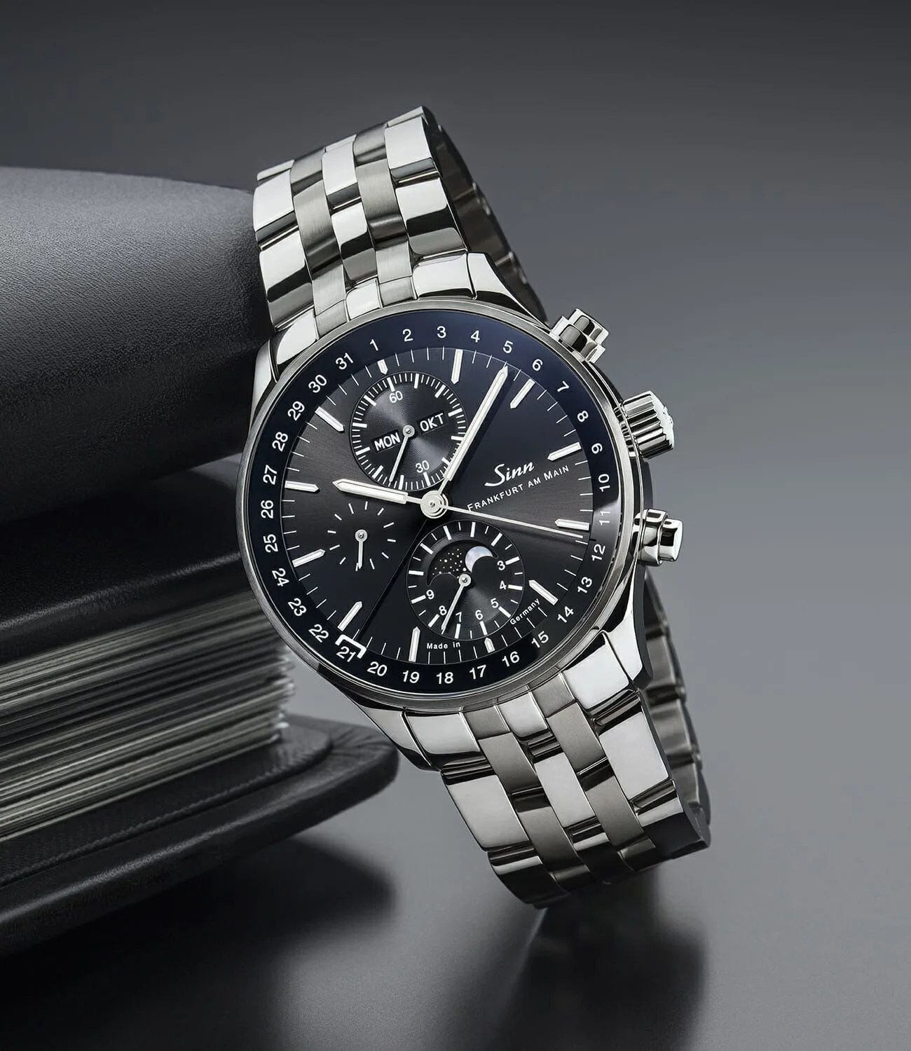 Baselworld-2019-SINN-6012-gear-patrol-ambiance