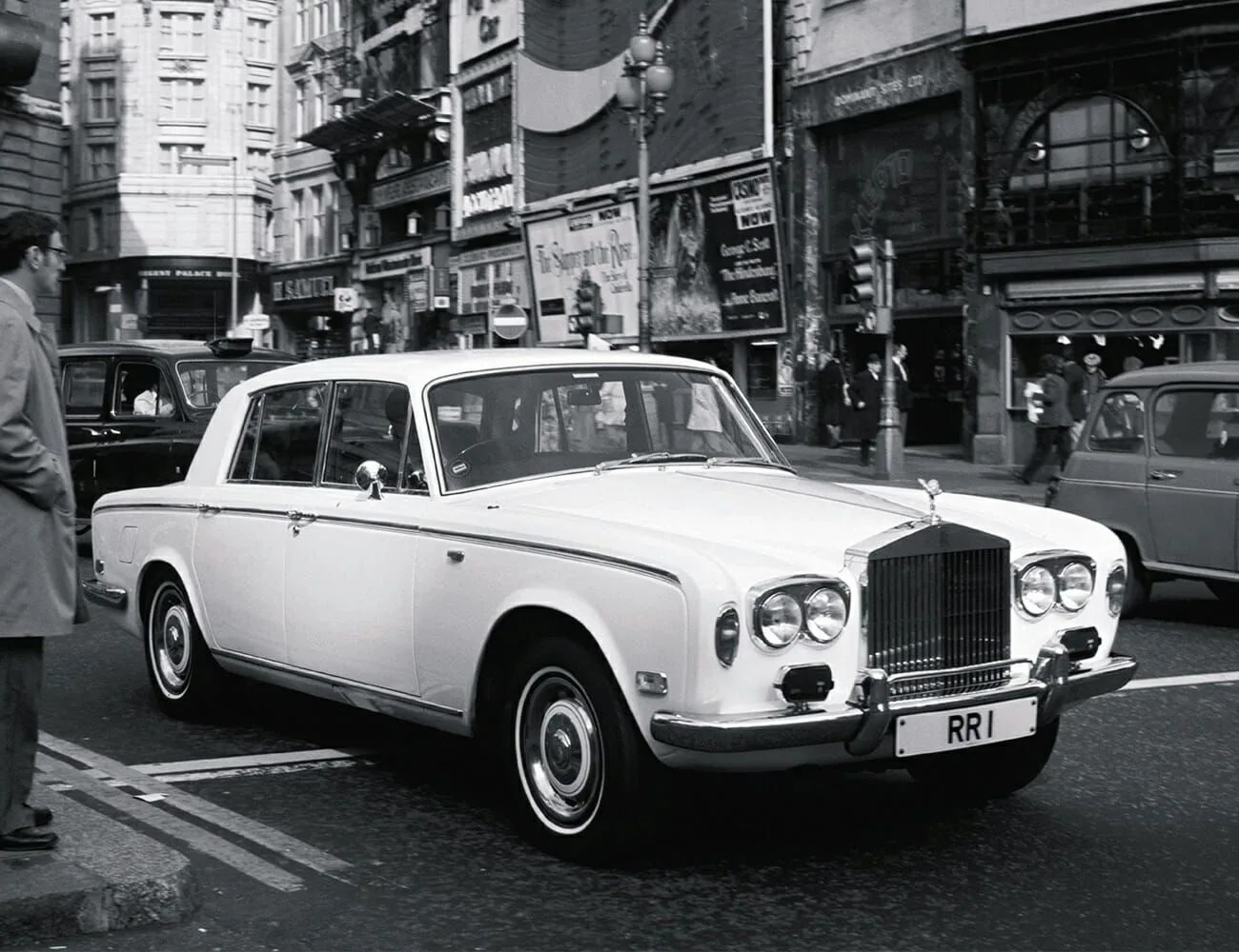 Now-Is-the-Time-to-Buy-a-Vintage-Rolls-Royce-Silver-Shadow-gear-patrol-ambiance-1