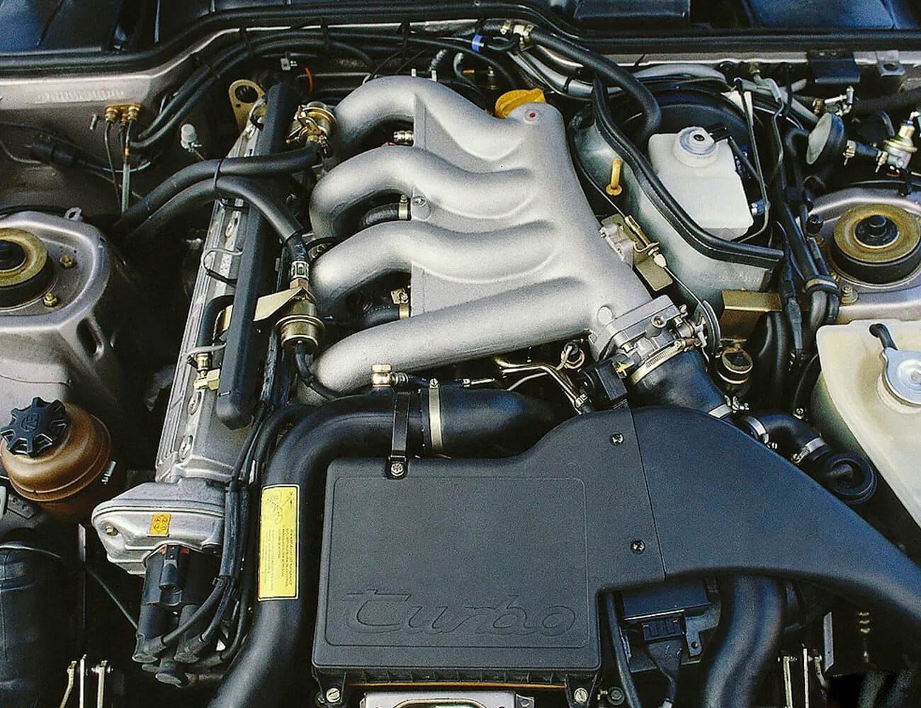 Porsche-944-Affordable-Dreamcar-gear-patrol-ambiance-2