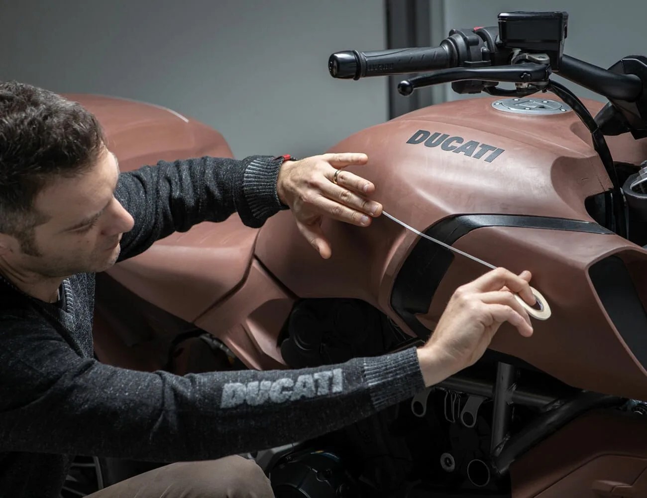 2019-Ducati-Diavel-gear-patrol-ambiance-2
