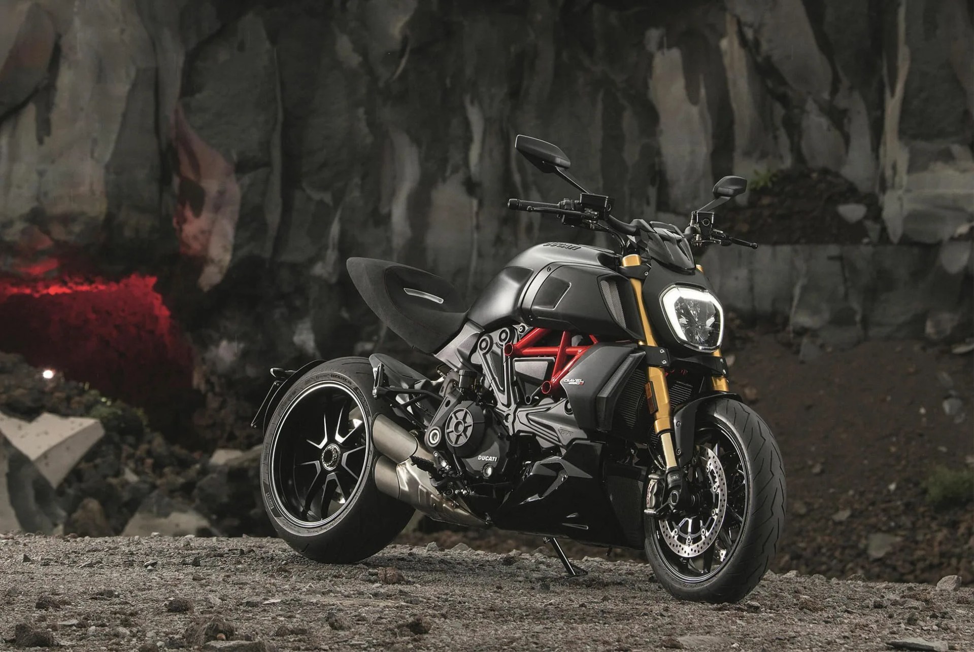 2019-Ducati-Diavel-gear-patrol-lead-full