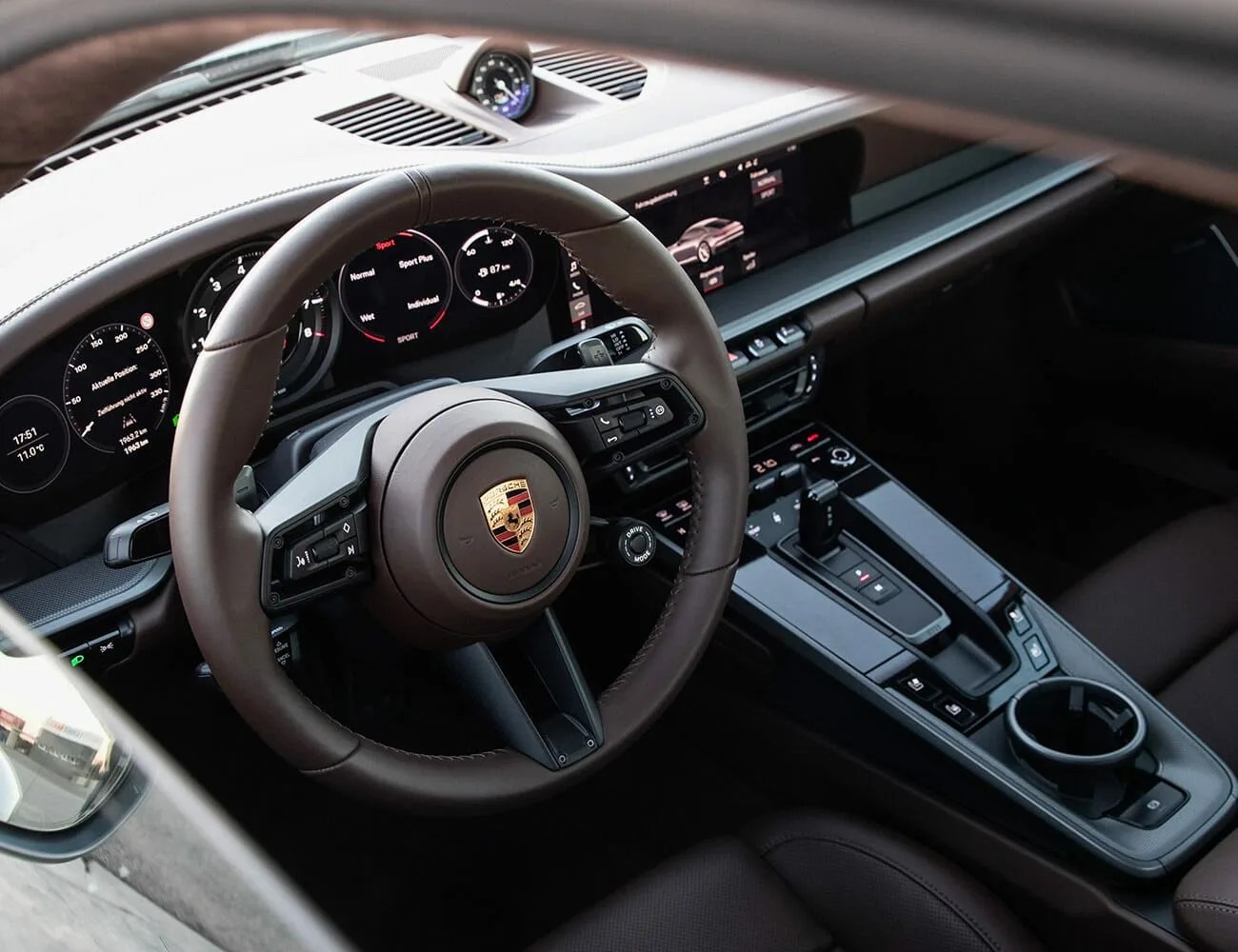 992-Porsche-911-Review-gear-patrol-ambiance