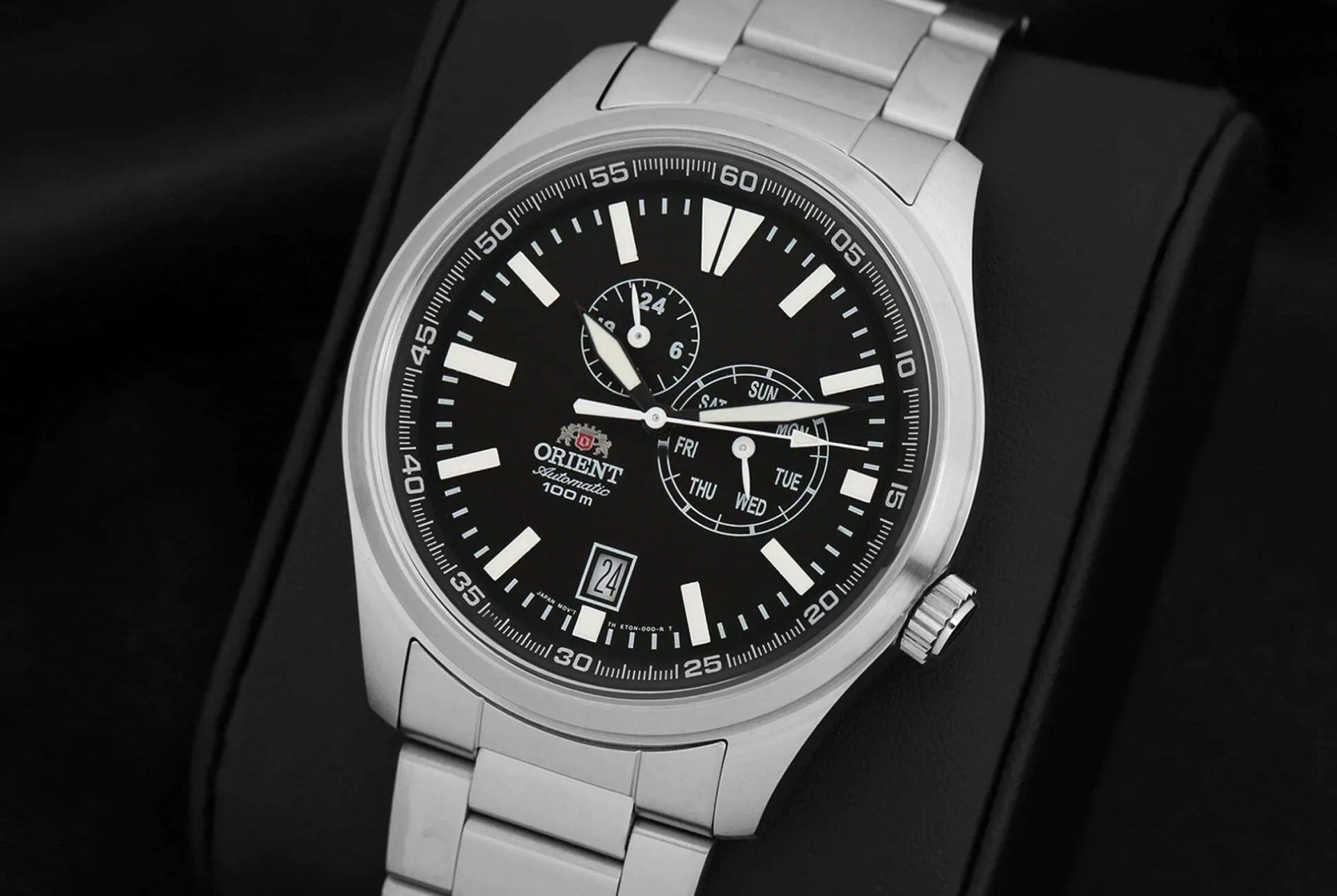 ORIENT-DEFENDER-AUTOMATIC-WATCH-gear-patrol-full-lead