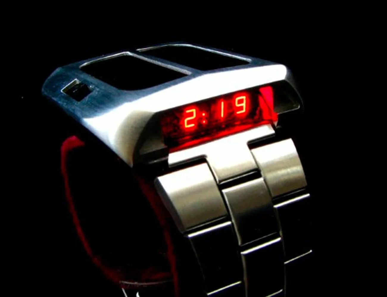 The-First-Solar-Powered-Watch-Was-Funky-and-Far-Ahead-of-its-Time-gear-patrol-ambiance