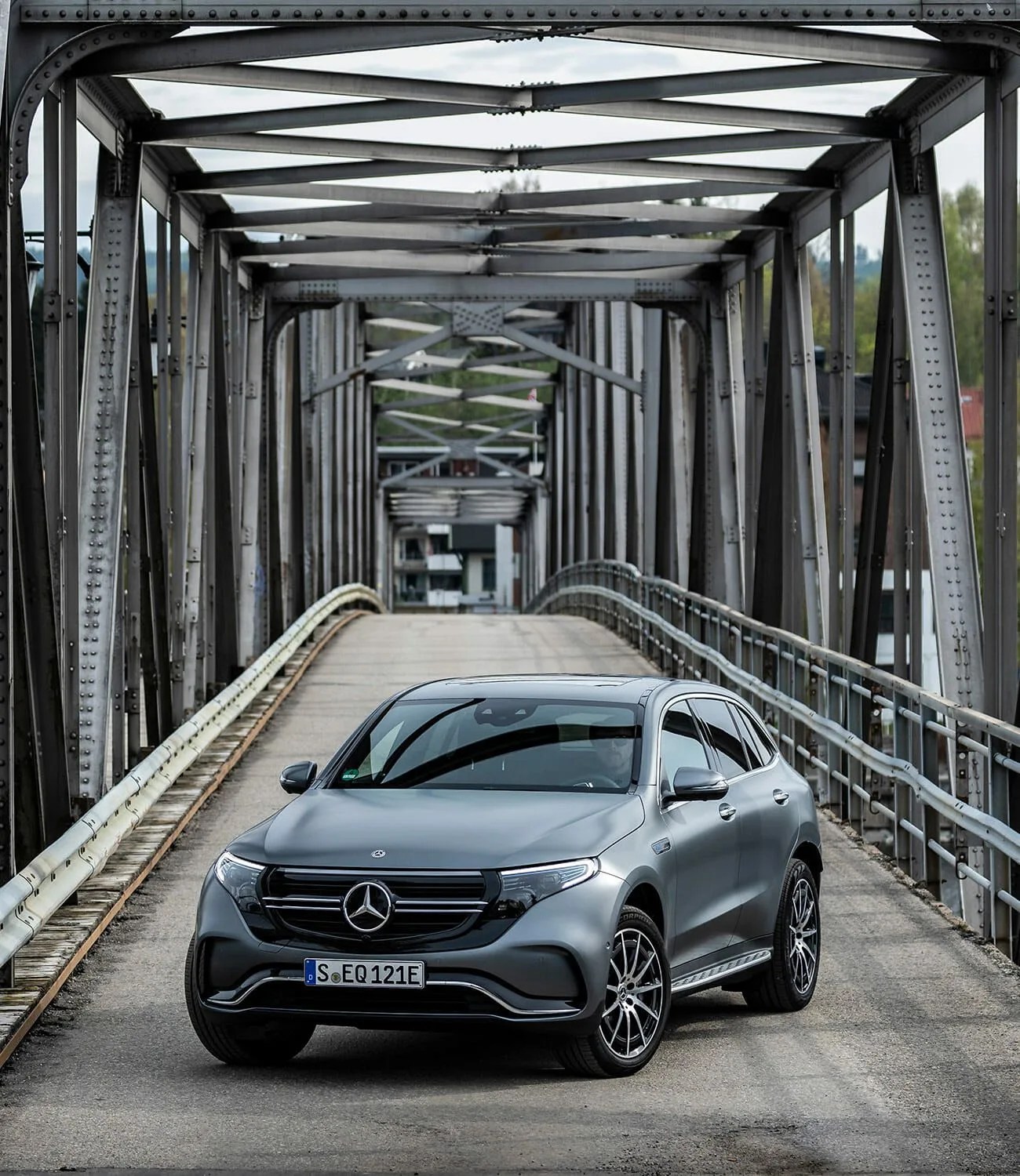 2019-Mercedes-Benz-EQC-Review-gear-patrol-ambiance-2