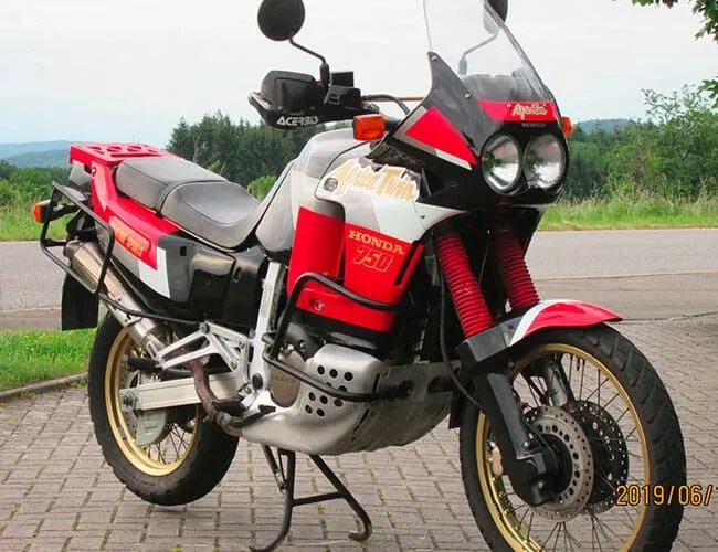 1992-Honda-XRV750-Africa-Twin-RD04-gear-patrol-feature