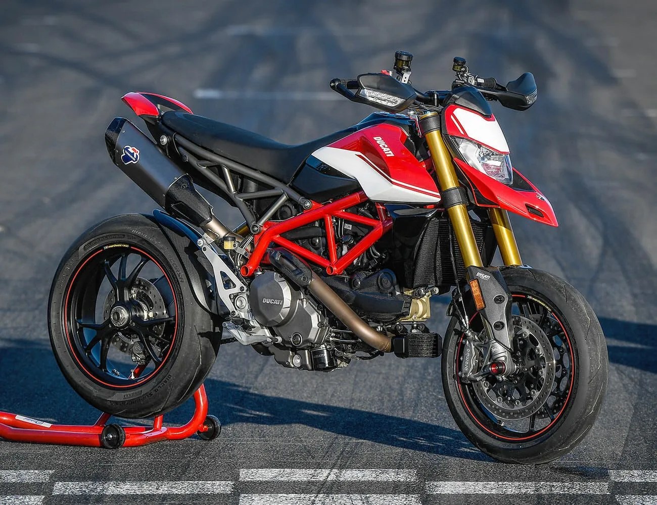 Ducati-Hypermotard-950-SP-Review-gear-patrol-ambiance-2