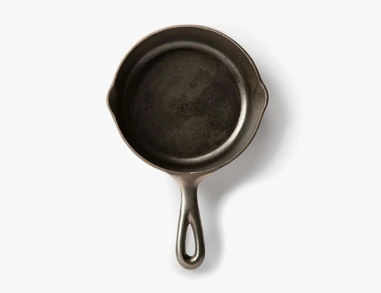 Vintage-Lodge-no-3-skillet-Gear-Patrol
